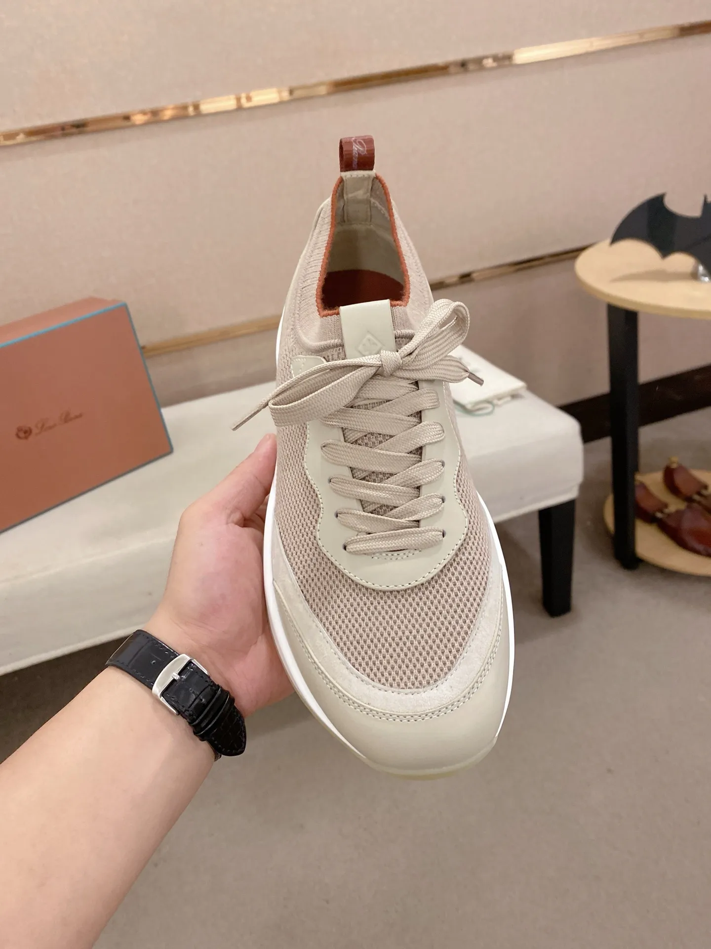Men's shoes💰: 540💰🔥𝐥𝐨𝐫𝐨 𝐏𝐢𝐚𝐧𝐚 lp classic loafers, an Italian treasure brand, the only brand that can match Hermès! Only after wearing it do we realize that we can’t live up to our feet. The upper is made of imported first-layer cowhide with breathable fly-knit fabric, water-dyed cowhide foot pads, and the official original glass rubber outsole and pendant. Exclusive original packaging (tag ➕ brand paper ➕ outer box ➕ hand bag) code number: 38-44. Can be customized 45-46